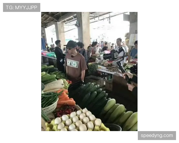 张志磊周末逛菜市场,手提购物袋里的东西比我一个月工资还贵 张志磊周末逛菜市场,手提购物袋里的东西比我一个月工资还贵